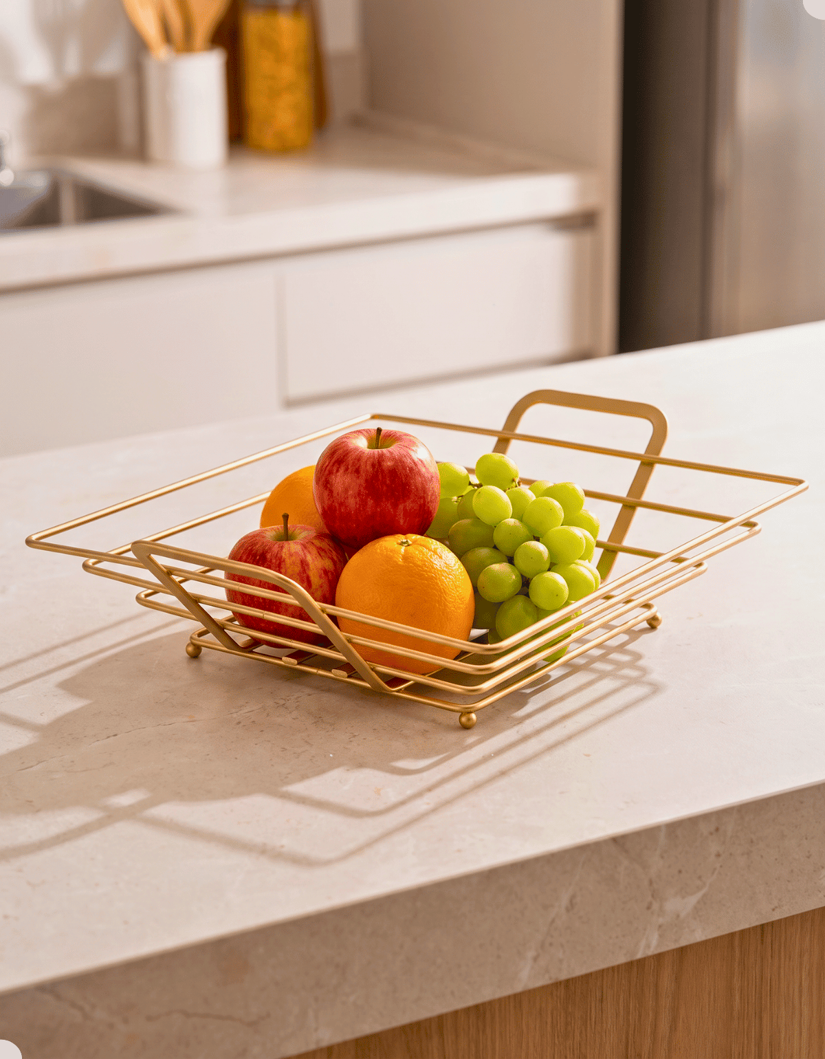 Fruteira Arthi Gold Dourada de mesa com frutas sobre bancada de cozinhaProduct Image